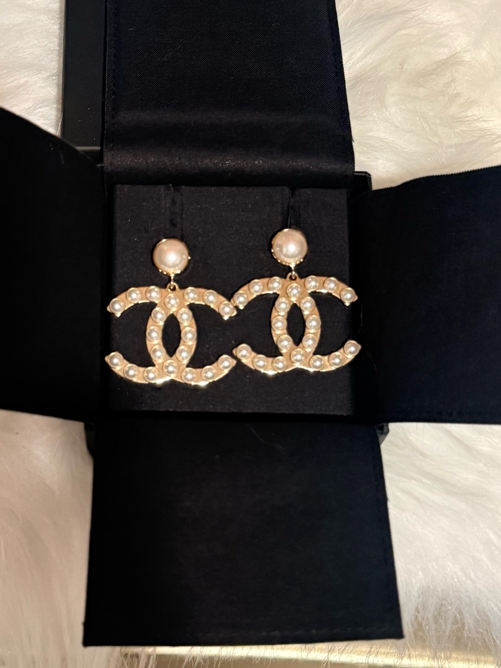 CHANEL
Pearl Large CC Drop Earrings Gold-Tone - Picture 5 of 5
